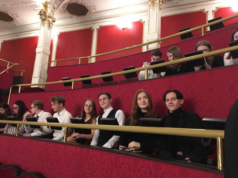 Prázdná sněmovna, plná opera