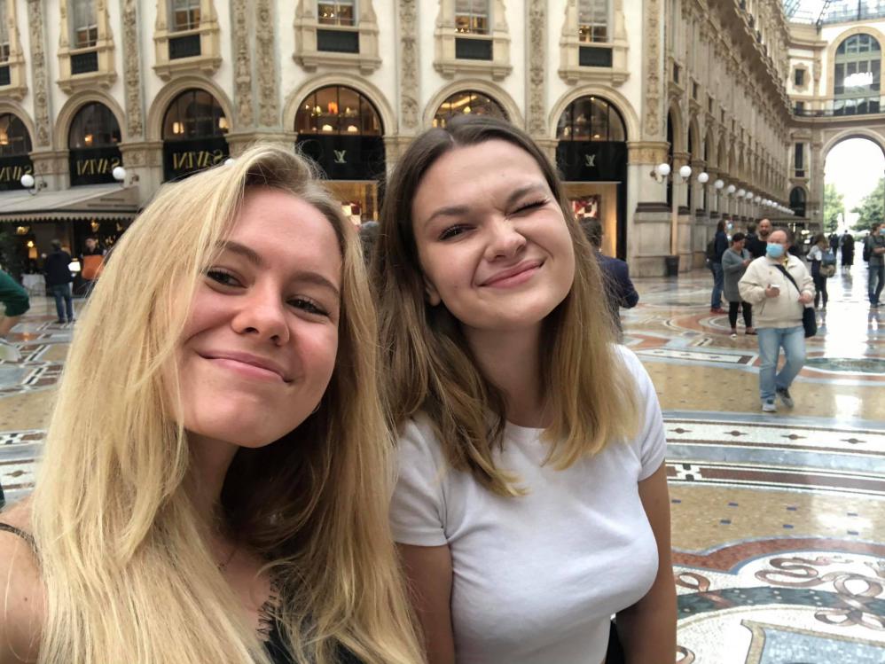 Majda a Terka jsou spokojené s prací na recepci