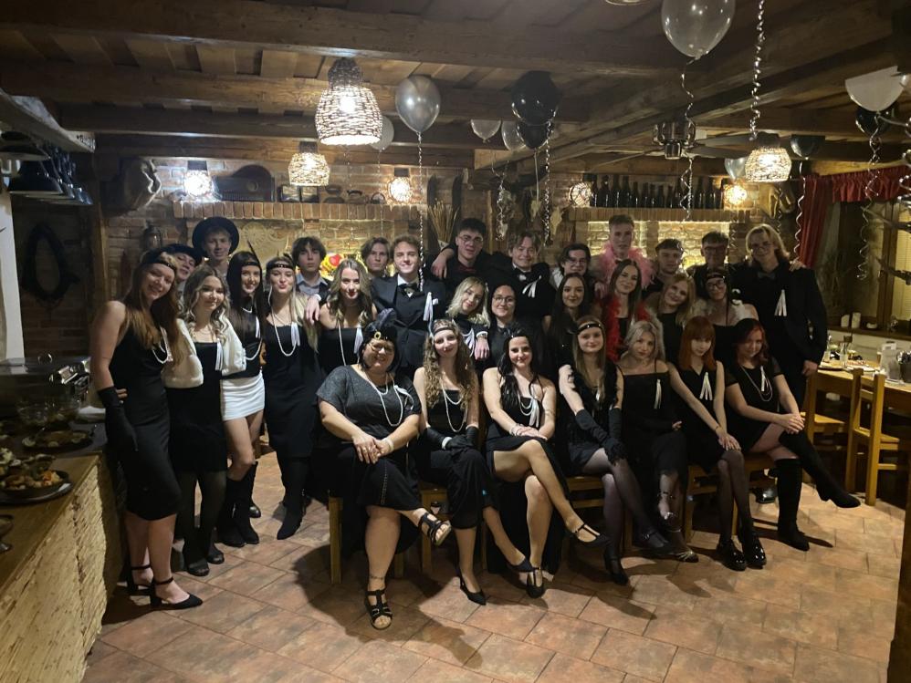 Elegantní noc v Gatsbyho stylu:stužkovací večírek 4.A