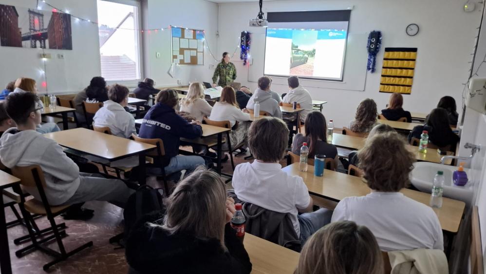 Úspěšná absolventka Denisa Menšíková představila studentům svou profesní dráhu u Armády ČR