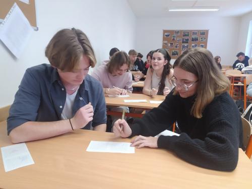 Napínavý školní turnaj v piškvorkách: Koblížci a Kolibříci postupují do oblastního kola