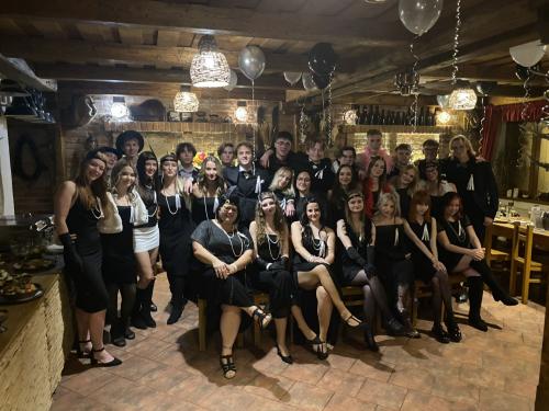 Elegantní noc v Gatsbyho stylu:stužkovací večírek 4.A